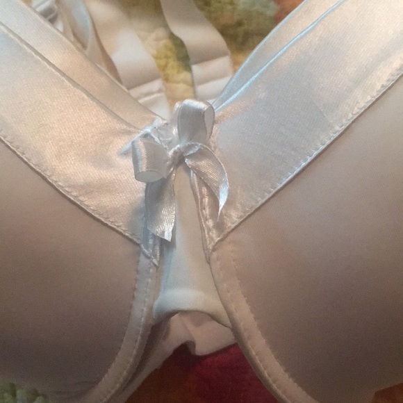 2 Gently worn bras - Picture 9 of 9